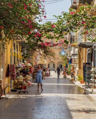 Ναύπλιο: Τι να δεις, πού να κολυμπήσεις και πού να φας στην πιο ρομαντική πόλη της χώρας