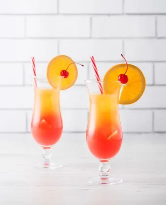 Tequila Sunrise: Το κλασικό καλοκαιρινό κοκτέιλ που θυμίζει ανατολή του ήλιου