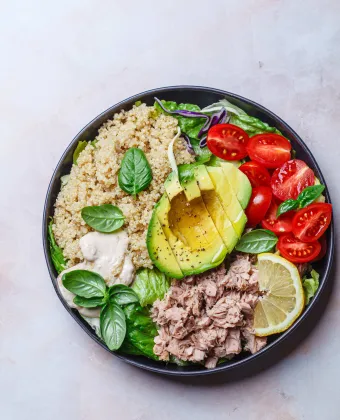 Tuna salad bowl με κινόα, αβοκάντο και ντοματίνια