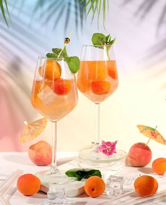 Almond spritz με λικέρ πικραμύγδαλο και φρέσκα βερίκοκα