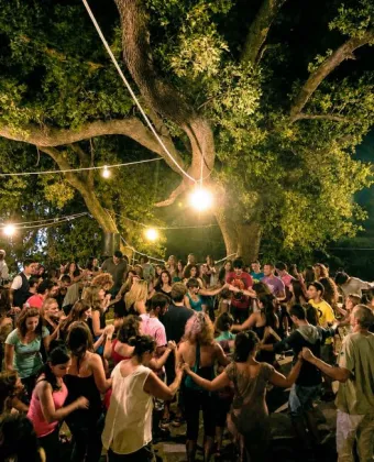 Πώς είναι πραγματικά ένα ικαριώτικο πανηγύρι; Μια βέρα Ικαριώτισσα εξηγεί