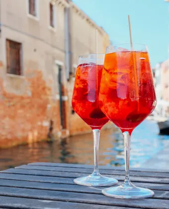 Select spritz: Το κοκτέιλ που πίνουν στη Βενετία αντί για Aperol