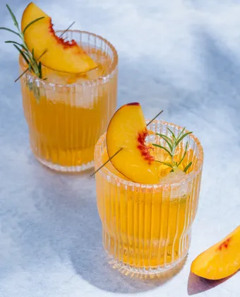 Ελληνικό spritz: 6 συνταγές με μαστίχα, κίτρο, ούζο και τσίπουρο για το απόλυτο καλοκαιρινό κοκτέιλ