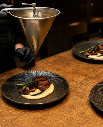 Family style τραπέζι με την Intercatering: Μια διαφορετική εκδοχή του fine dining
