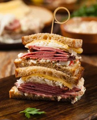Reuben sandwich: Το θρυλικό deli sandwich με corned beef και λιωμένο τυρί