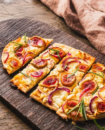 Tarte flambée με σύκα, κατσικίσιο τυρί και κρεμμύδια