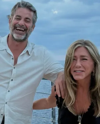 Jim Curtis- Jennifer Aniston