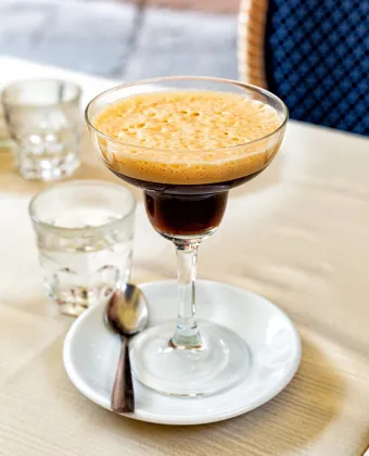 Shakerato vs freddo espresso: Πώς φτιάχνεται ο παγωμένος εσπρέσο που προτιμούν οι Ιταλοί