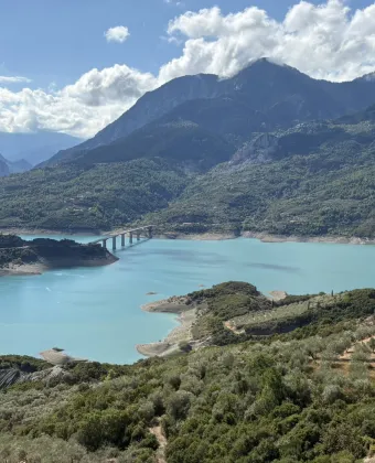Λίμνη Κρεμαστών: Ένα τριήμερο στα Άγραφα με βαρκάδες, τσίπουρο και αυθεντικές γεύσεις