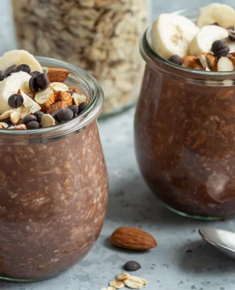 Overnight oats: Πώς να τα κάνεις πιο νόστιμα, κρεμώδη και σωστά δεμένα