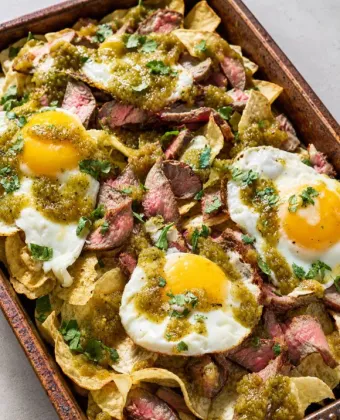 Loaded πατάτες με μπριζόλα και αυγά: Το απόλυτο comfort food
