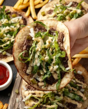 Smash burger tacos: Η viral συνταγή που συνδυάζει δύο αγαπημένα street foods σε μία μπουκιά
