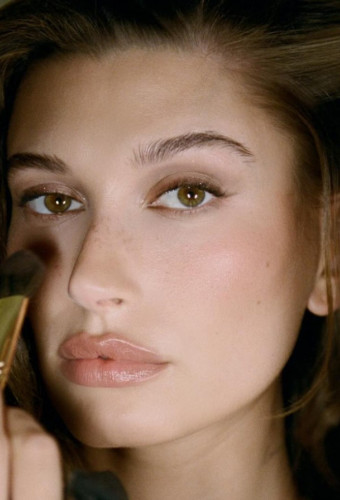 Η Hailey Bieber παρουσίασε το νέο μεγάλο makeup trend στο Met Gala 2025