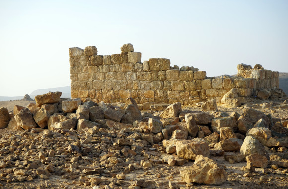 Αρχαία πέτρινα ερείπια