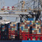 Πλοίο μεταφοράς εμπορευματοκιβωτίων προσέκρουσε σε μπλόκια κατά την έξοδό του από το λιμάνι του ΣΕΠ