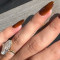 Jelly Auburn Nails: Η Hailey Bieber μας παρουσιάζει την νέα τάση που θα βλέπουμε παντού αυτό το φθινόπωρο