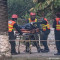 Διασώστες μεταφέρουν τραυματία σε φορείο