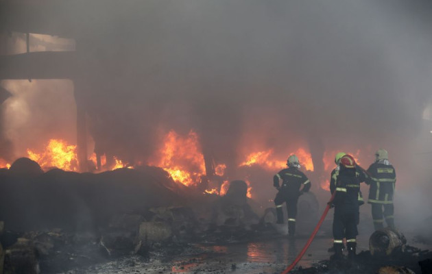Απόκοσμες εικόνες από τη μάχη με τις φλόγες στο εργοστάσιο Κάτω Κηφισιά - Δείτε συγκλονιστικά βίντεο και φωτογραφίες fotia%20ergostasio%2010%20it%204303941