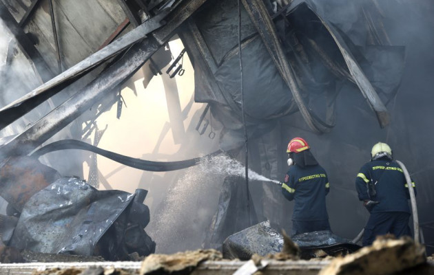 Απόκοσμες εικόνες από τη μάχη με τις φλόγες στο εργοστάσιο Κάτω Κηφισιά - Δείτε συγκλονιστικά βίντεο και φωτογραφίες fotia%20ergostasio%2012%20it%204303954