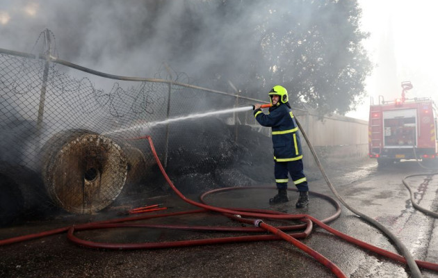 Απόκοσμες εικόνες από τη μάχη με τις φλόγες στο εργοστάσιο Κάτω Κηφισιά - Δείτε συγκλονιστικά βίντεο και φωτογραφίες fotia%20ergostasio%20it%20%206%204303922