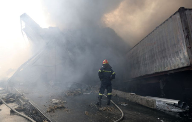 Απόκοσμες εικόνες από τη μάχη με τις φλόγες στο εργοστάσιο Κάτω Κηφισιά - Δείτε συγκλονιστικά βίντεο και φωτογραφίες fotia%20ergostasio%20it%2011%204303949