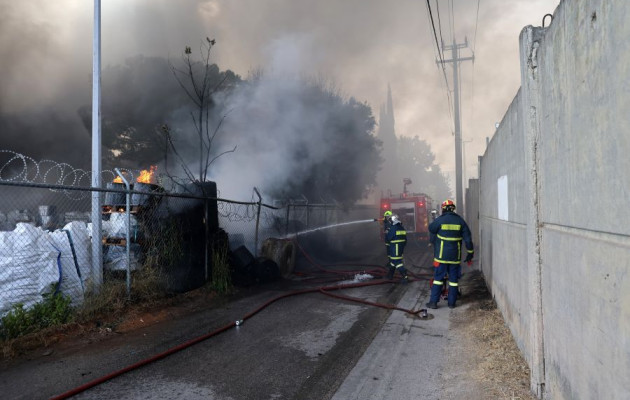Απόκοσμες εικόνες από τη μάχη με τις φλόγες στο εργοστάσιο Κάτω Κηφισιά - Δείτε συγκλονιστικά βίντεο και φωτογραφίες fotia%20ergostasio%20it%204%204303920