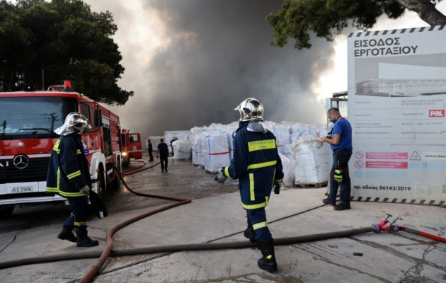 Απόκοσμες εικόνες από τη μάχη με τις φλόγες στο εργοστάσιο Κάτω Κηφισιά - Δείτε συγκλονιστικά βίντεο και φωτογραφίες fotia%20ergostasio%20it%206%204303925