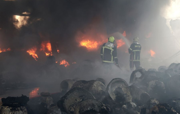 Απόκοσμες εικόνες από τη μάχη με τις φλόγες στο εργοστάσιο Κάτω Κηφισιά - Δείτε συγκλονιστικά βίντεο και φωτογραφίες fotia%20ergostasio%20it%209%20%204303942