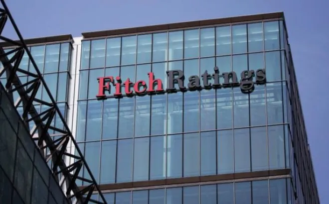 Fitch: Η ταχεία μείωση του δημόσιου χρέους ήταν ο καταλύτης για τις τρεις αναβαθμίσεις της ελληνικής οικονομίας
