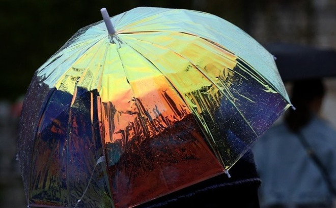 Με ομπρέλες η Ανάσταση - Με άστατο καιρό το ψήσιμο του οβελία αύριο Πάσχα- Πού θα βρέξει