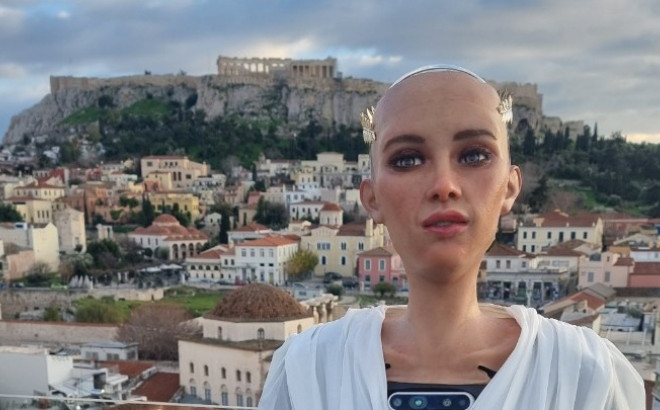 Το ρομπότ Σοφία... μας καθησυχάζει για την τούμπα του: Είμαι καλά, επεισοδιακές οι επισκέψεις μου στη Θεσσαλονίκη και την Κρήτη- Δείτε βίντεο