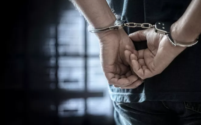 Αττική: 4 συλλήψεις για κοπή με τροχό εν μέσω κινδύνου πυρκαγιάς