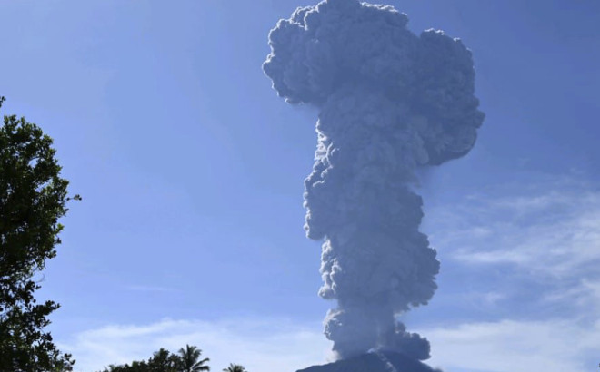 Νέα έκρηξη του ηφαιστείου Ίμπου στην Ινδονησία: Απομακρύνθηκαν οι κάτοικοι επτά χωριών 