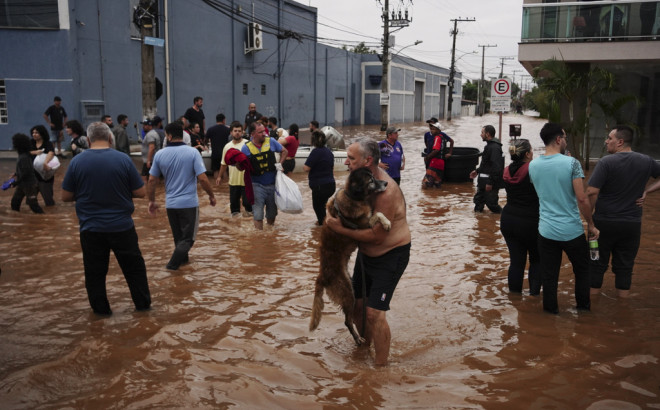 Φονικές πλημμύρες στη Βραζιλία: Μάχη με τον χρόνο για τους διασώστες στο νότιο τμήμα της χώρας  