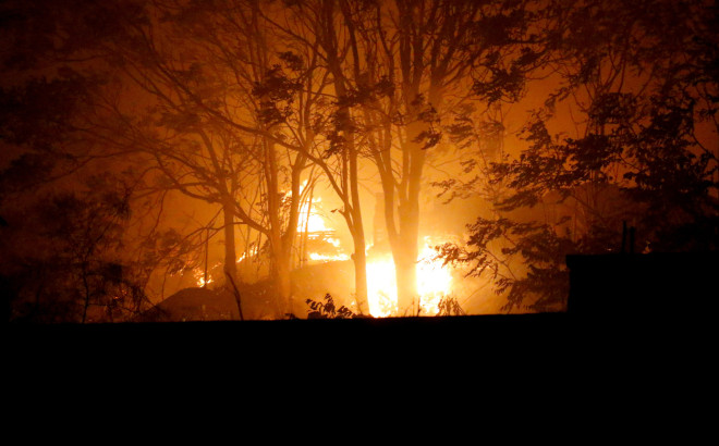 Φωτιά σε δύο εργοστάσια στις Αχαρνές: Βελτιωμένη η κατάσταση - Προειδοποιητικά μηνύματα από το 112