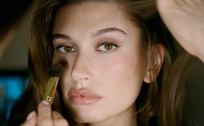 Η Hailey Bieber παρουσίασε το νέο μεγάλο makeup trend στο Met Gala 2025