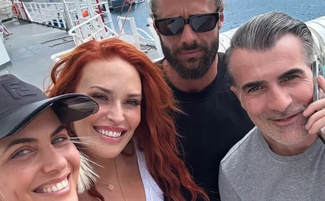 Ο Βασάλος κάνει διακοπές με τους... θείους του (Χρηστίδου, Σταματόπουλο, Κοντοβά) με χρέη μάγειρα και οδηγού!