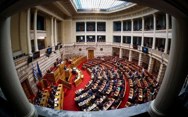 Στη Βουλή το νομοσχέδιο για νέα κίνητρα στις Άμεσες Ξένες Επενδύσεις