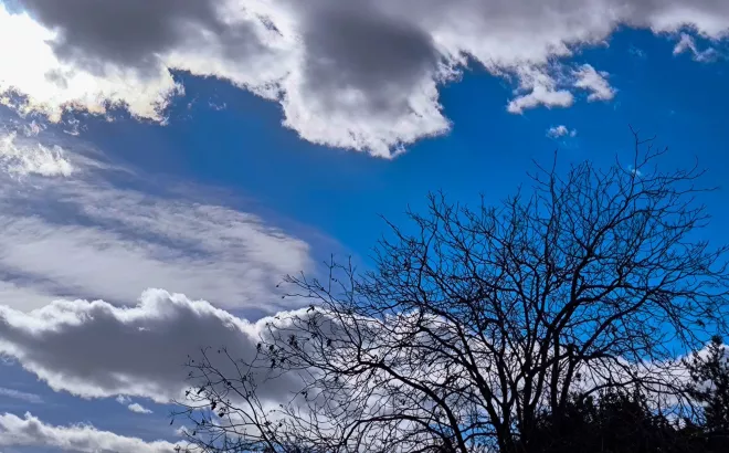 Παροδικά αυξημένες νεφώσεις σήμερα, χωρίς αξιόλογη μεταβολή η θερμοκρασία