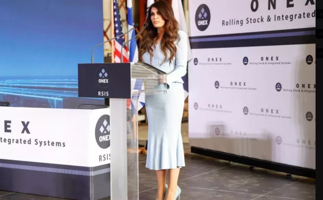 Η Κίμπερλι Γκίλφοϊλ στην υπογραφή για το Εθνικό Κέντρο Υποστήριξης Τροχαίου Υλικού ONEX