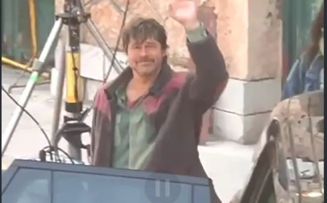 Αποκλειστικά πλάνα από τα γυρίσματα του Μπραντ Πιτ στην Εύβοια – Με το «ίδιο μπουφάν», χαιρετάει τις κάμερες