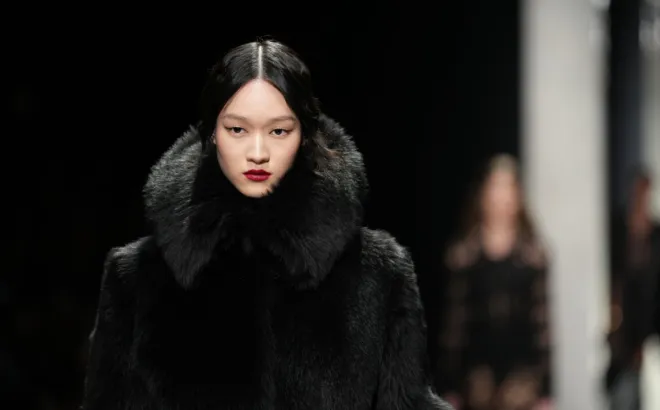 Iced berry lips: Η glossy τάση από τις πασαρέλες που υιοθετούμε τώρα