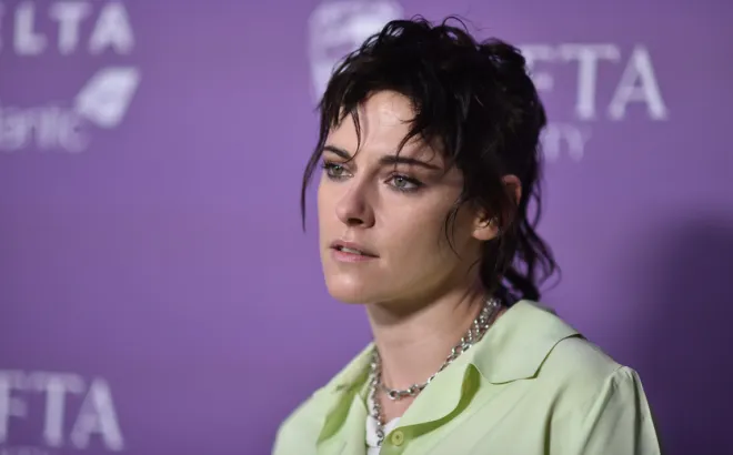 Η Kristen Stewart αλλάζει ριζικά το look της και υιοθετεί ένα χτένισμα-σύμβολο των 70s