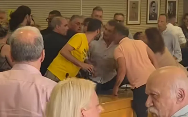Αντίπαλες παρατάξεις πιάστηκαν στα χέρια στο Δημοτικό Συμβούλιο Ηλιούπολης - Δείτε βίντεο 