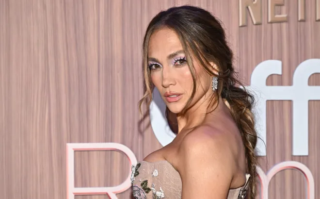 Jennifer Lopez: Γιατί τα φρύδια της είναι το καλύτερο trick της για να δείχνει νεότερη;