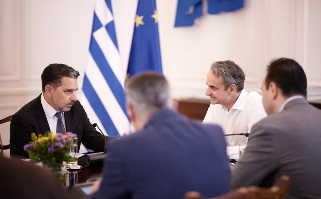 Panos Panay: Ο Ελληνοαμερικανός «σταρ» της νέας τεχνολογίας και τα «δώρα» του στην Ελλάδα 