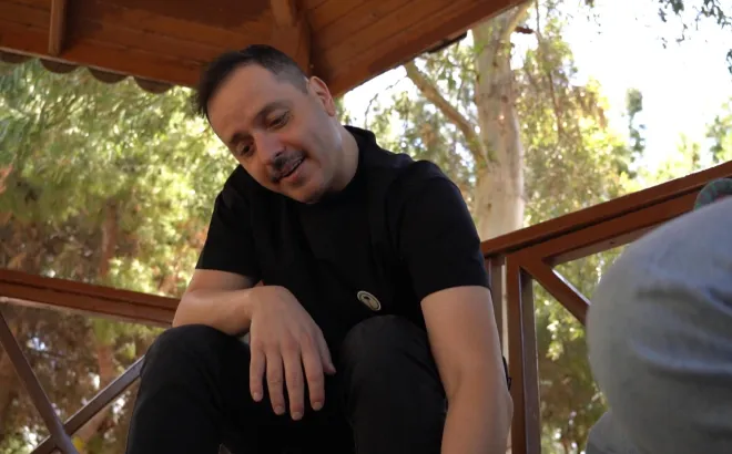 Αλέξανδρος Τσουβέλας: «Όλα όσα θα έλεγαν τα ζωάκια αν έκαναν stand up comedy»