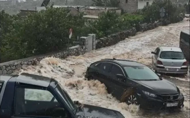 Σφοδρή κακοκαιρία στη Μάνη – Πλημμύρες και παρασυρμένα αυτοκίνητα
