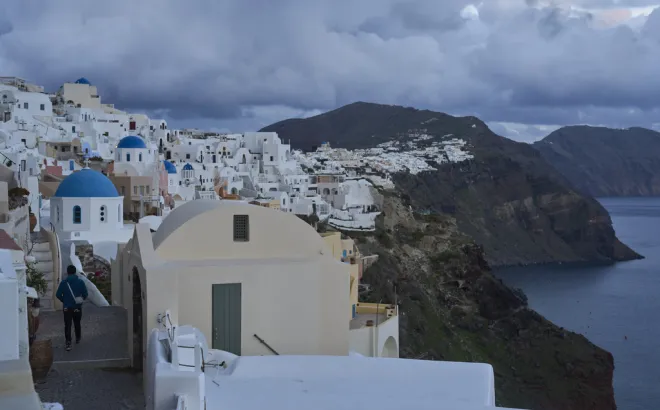 Πώς έγινε η Σαντορίνη παγκόσμιος προορισμός – Τι αποκαλύπτει τουριστικός οδηγός 55 ετών