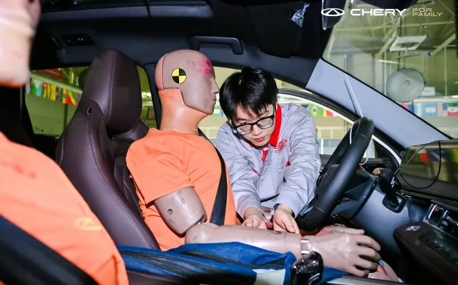 Φύλακας της οικογένειας: Εντυπωσιακό crash test του Chery Tiggo 7 μπροστά στα μάτια του κοινού